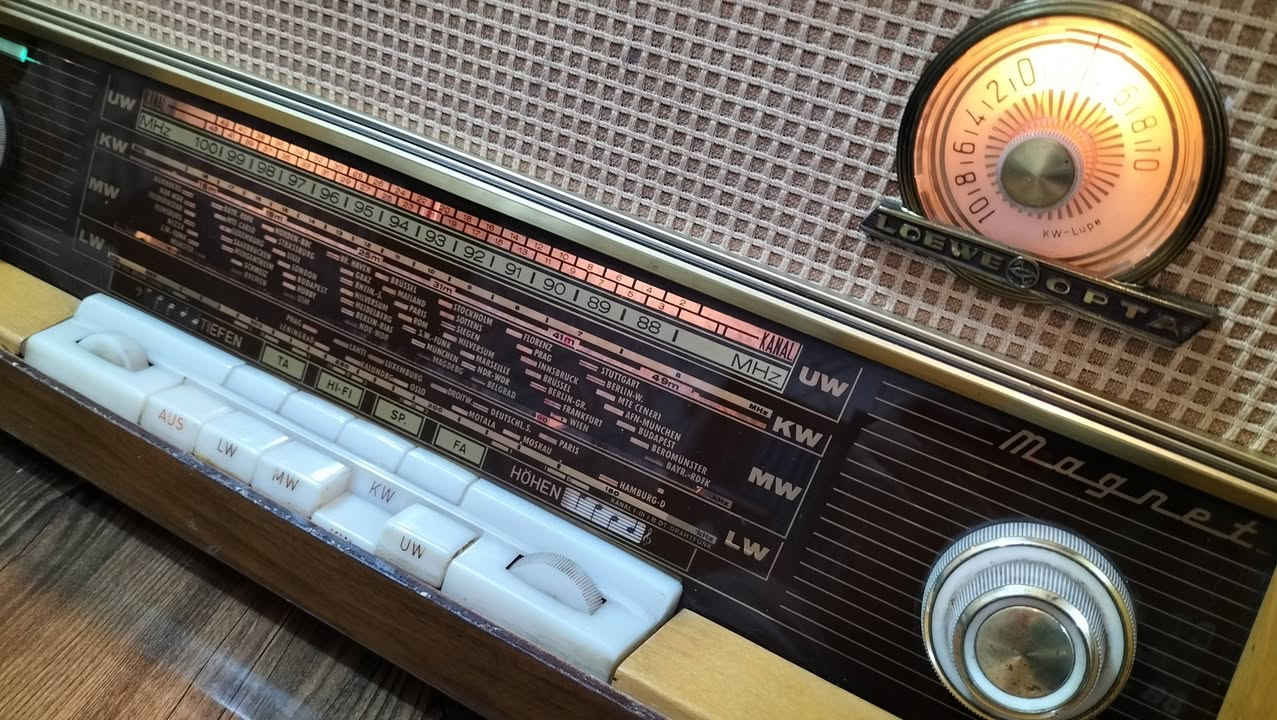 راديو انتيكة نوع (لوڤ اوپتا) انتاج ألمانيا الغربية عام ١٩٦١ شغال نظافة عالية جدا بدون اي تعديل أو تصليح على وضع الشركة.  
مصنوع من خشب الصاج سهل التنظيف، والإنارة الداخلية لا تزال تعمل.
سحب FM واضح جدا للمحطات الإذاعية، مع وجود فلاتر صوت يوفر تجربة سماع متميزة وفريدة.
الجهاز مصنوع منذ 65 سنة، ومع الاعتناء به سيبقى لسنوات طويلة أخرى وديكور أو استخدام اذاعي يومي.
اي استفسار، لطفا المراسلة. 
المكان بغداد.


**إذا كنت صاحب هذا الإعلان وتريد حذفه لأي سبب، رجاءا أرسل رسالة إلى الدعم الفني**