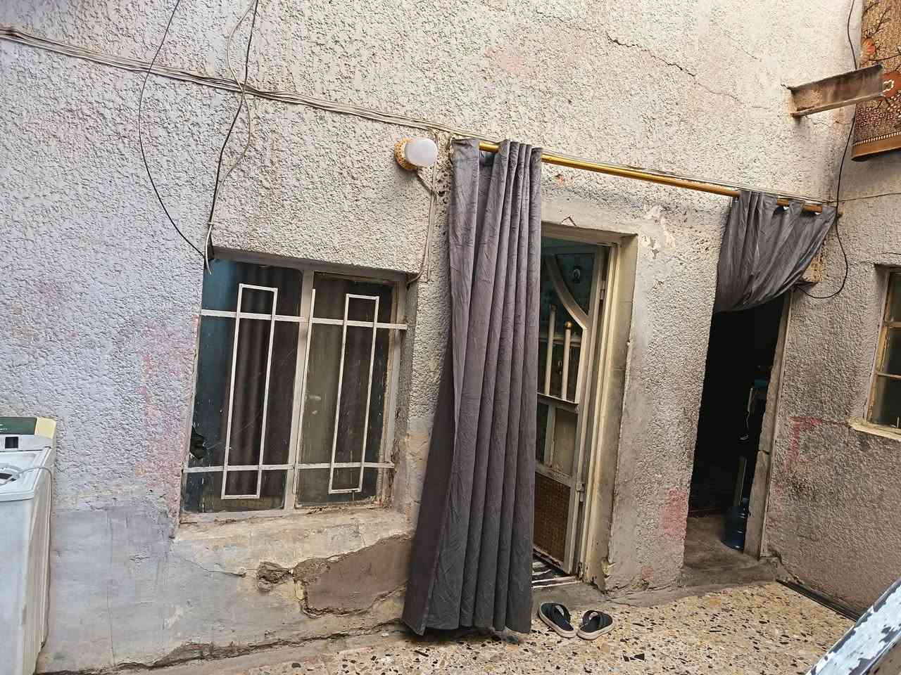 نص قطعه خلفيه البيع
الموقع مدينه الصدر ق 31 
خلف جامع سيد الرسل مقبل المنتزه
نوع البناء عگاده
تتكون من استقبال وغرف وفوك غرفه سندويش 6*4
***********
