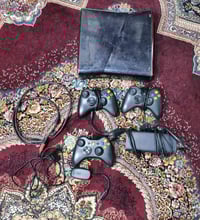 اكس بوكس 360 كامل الملحقات مع 3 يدات بي 130 لعبه كلها عناوين قويه سعره...