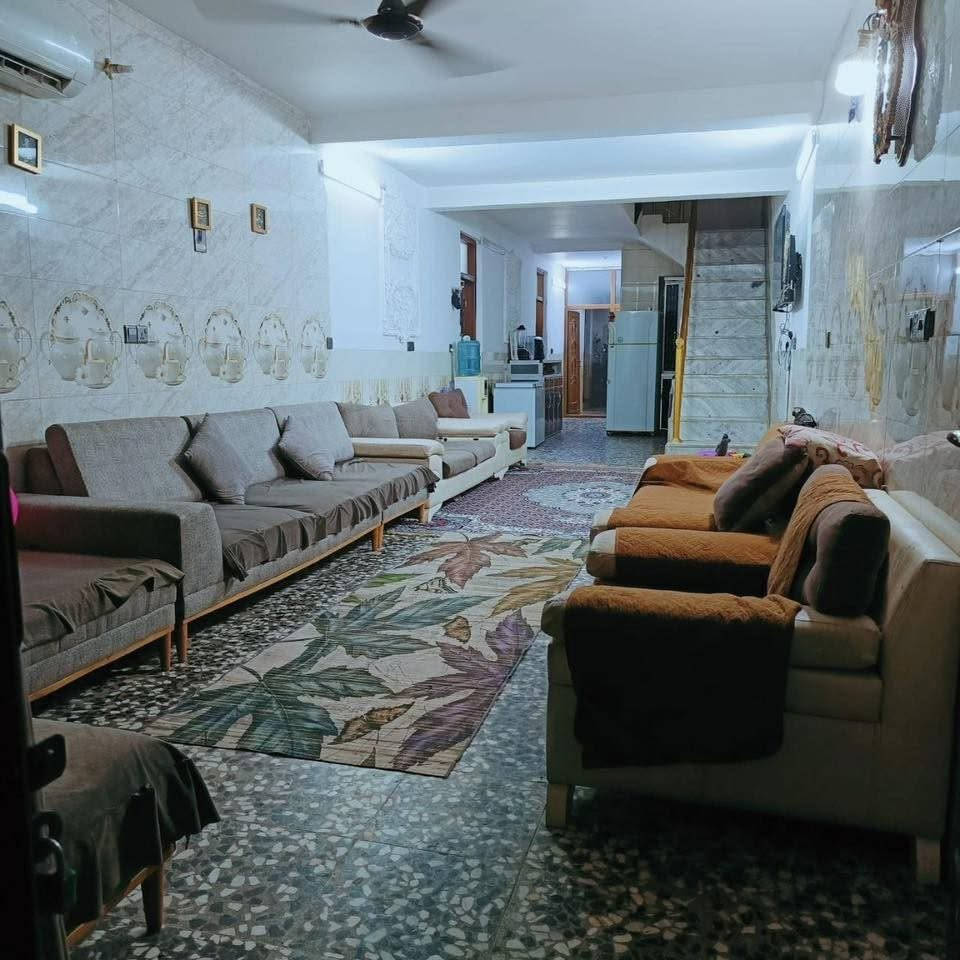 السلام عليكم للبيع دار سكن مساحة 200م في منطقة البنوك خلف شارع الفتلاوي واجهه 6،66م نزال 30م يحتوي على حديقه وكراج و 4 نوم + استقبال ومطبخ وصالة وصحيات 
( سند مستقل ) للاستفسار اكثر مراجعة مكتب الجوهرة للوساطة العقارية الكائن في شارع الكنيسة او الاتصال على الرقم ***********
