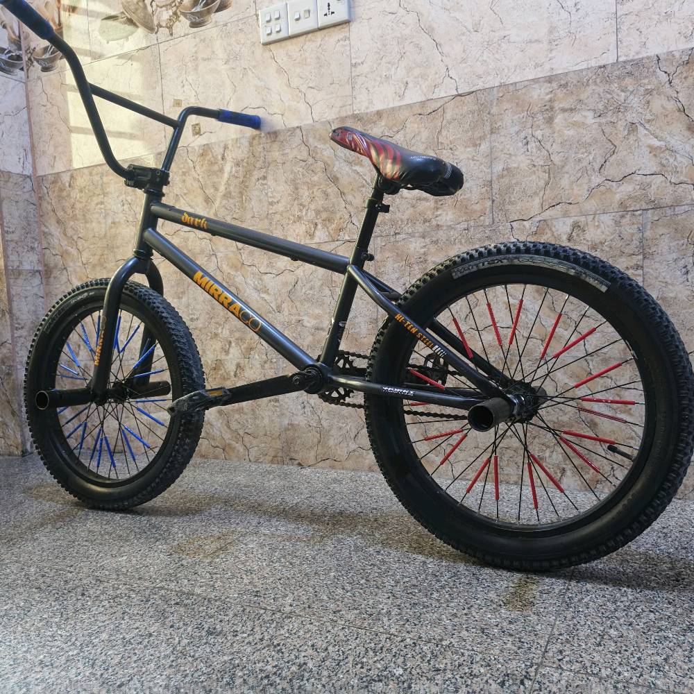 سلام عليكم 
شباب بايسكل للبيع 
النـوع: bmx
الشـركه: MIRRACO
الـون:  فيلي
نضافته: 90٪
شباب البايسكل نضيف كلش ومال حركات وبي مكينه اصليه وسكان اصلي نضيف والركبه مالته الاصليه
وشباب ماتحصلون هيج نضافه البايسكل نضيف وهاي الصور كدامكم 
شباب مكاني راح يكون 
بغداد شهداء البياع 
وهذا الرقم: ***********
وسعره: 100 وبي مجال انشالله