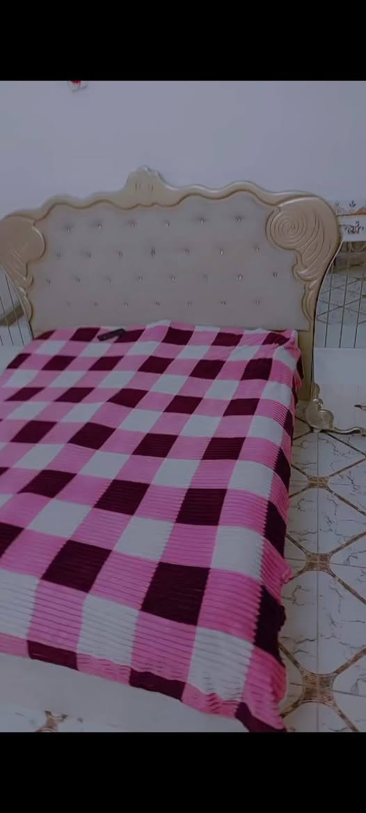 السلام عليكم
غرفة نوم تركيه باب أول 
ديكورهه ملكي خمس قطع 
كنتور باب سلايت 
السعر المطلوب 500 اوبيهه مجال 
هاتف: ***********
