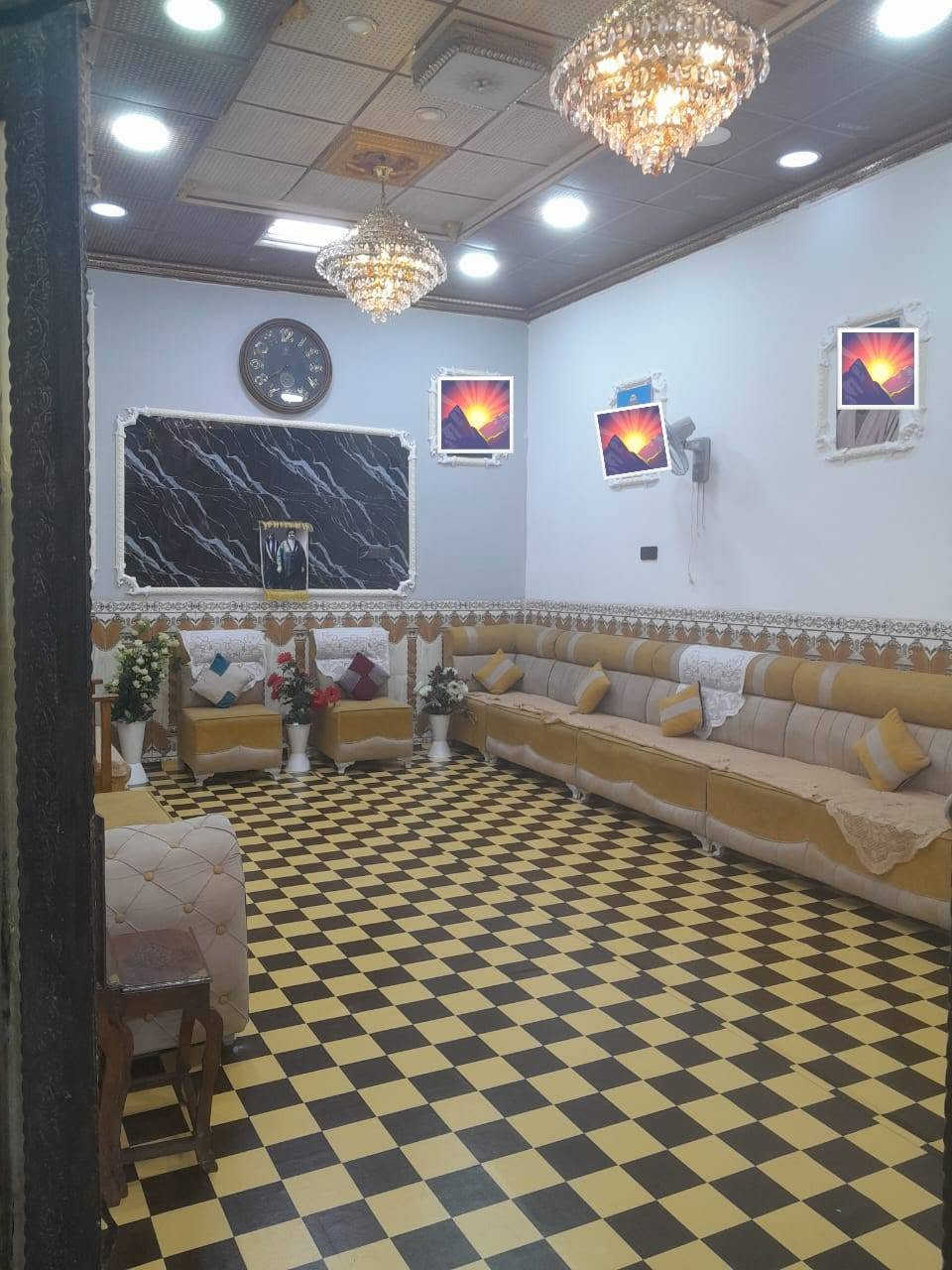 بيت للبيع مساحة 180 م  
وقف سني الارض مسجلة  
عدد الطوابق / طابقين
تفاصيل البيت 
 الطابق الارضي/ صب كونكريت غرف منام عدد 2 وصالة ومطبخ وديوان 
الطابق الاول / سقف سندويج غرف منام عدد 3 وكل غرفة بيها حمام 
والشارع راح يبلطوا والفرع مقرنص عرض الشارع 10 متر مقرنص يصير وبصف البيت 8 متر تبليط 
 العنوان / البصرة / المطيحة . ام النعاج / مقابل بانزين خانة يم السجن  
السعر / 90 مليون وبي مجال
باقي التفاصيل راسلني خاص او واتساب واحولك الراعي البيت 
***********
