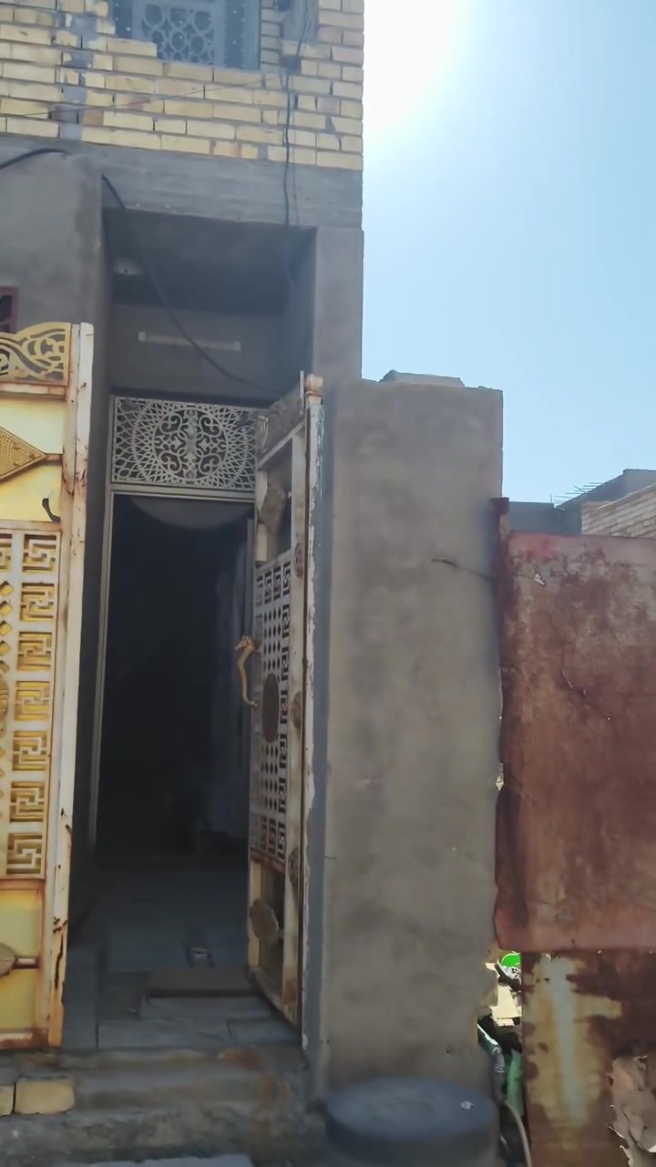السلام عليكم بيت للبيع بناء جديد مساحة 100 متر  قاطين واجهة ٥ نزال ٢٠ البيت نقص ارضية وستارة فوك مكان البيت الحسينية ورة مرطبات العذراء منطقة 22 شارع سيد حطاب  مطلوب قرض اسكان 55مليون تسديد شهري 250الف السعر المطلوب 45 مليون وبي مجال مقدمة  رقم هاتف *********** البيت معروض لدى مكتب المهندس للعقار
