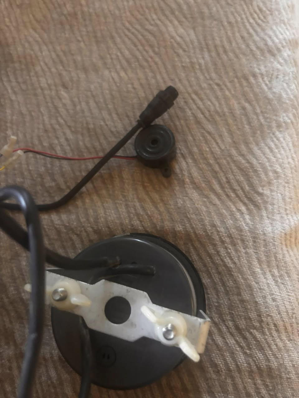 المنتج في الصورة هو  عداد متعدد الوظائف لمحركات ايفنرود البحرية  يحتوي على عدد دورات المحرك و عداد الوقود و قياس السوائل الاخرى 

السعر ١٥ الف فحم  ما اعرف بيه وياه شي مثل السماعة او جرس انذار


**إذا كنت صاحب هذا الإعلان وتريد حذفه لأي سبب، رجاءا أرسل رسالة إلى الدعم الفني**