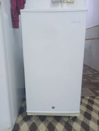 ثلاجه صغيرة • جديدة • نضيفه