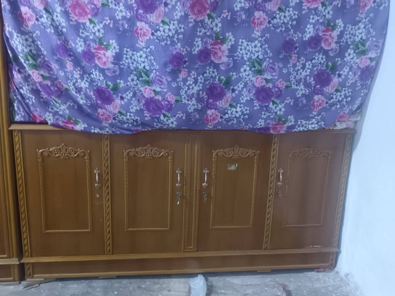 السلام عليكم عندي كنتور ثلاثي كومدي بوفيه رباعي فول نضافه للبيع مستعجل
***********
