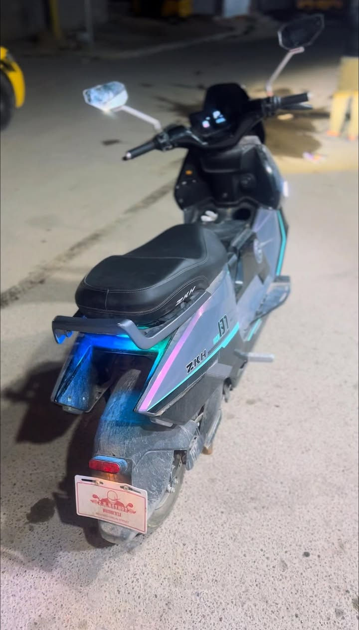 دراجه شحن سكينس صاروخي
استعمال اربع اشهر فقط (يعني جديده)
بيها 6 بطاريات 
الملف مالتها هو 2,000
تمشي بمسافة 70 كيلو 
تجي بيها ثلاث سرعات، و السرعة القصوى هي 80km بالساعة 
مخصصه لشخصين و الشخص الاخر مخصص اله حمالات للرجل 
و بيها مساحة تخزين امامية و يو اس بي للشحن
و لايتات عالي ناصي شبيه الزنون مع led الوان
السعر مليون و اربعمية و بيها مجال
ً
ً
 ً
ً
ً
ً
ً
ً
ً


**إذا كنت صاحب هذا الإعلان وتريد حذفه لأي سبب، رجاءا أرسل رسالة إلى الدعم الفني**