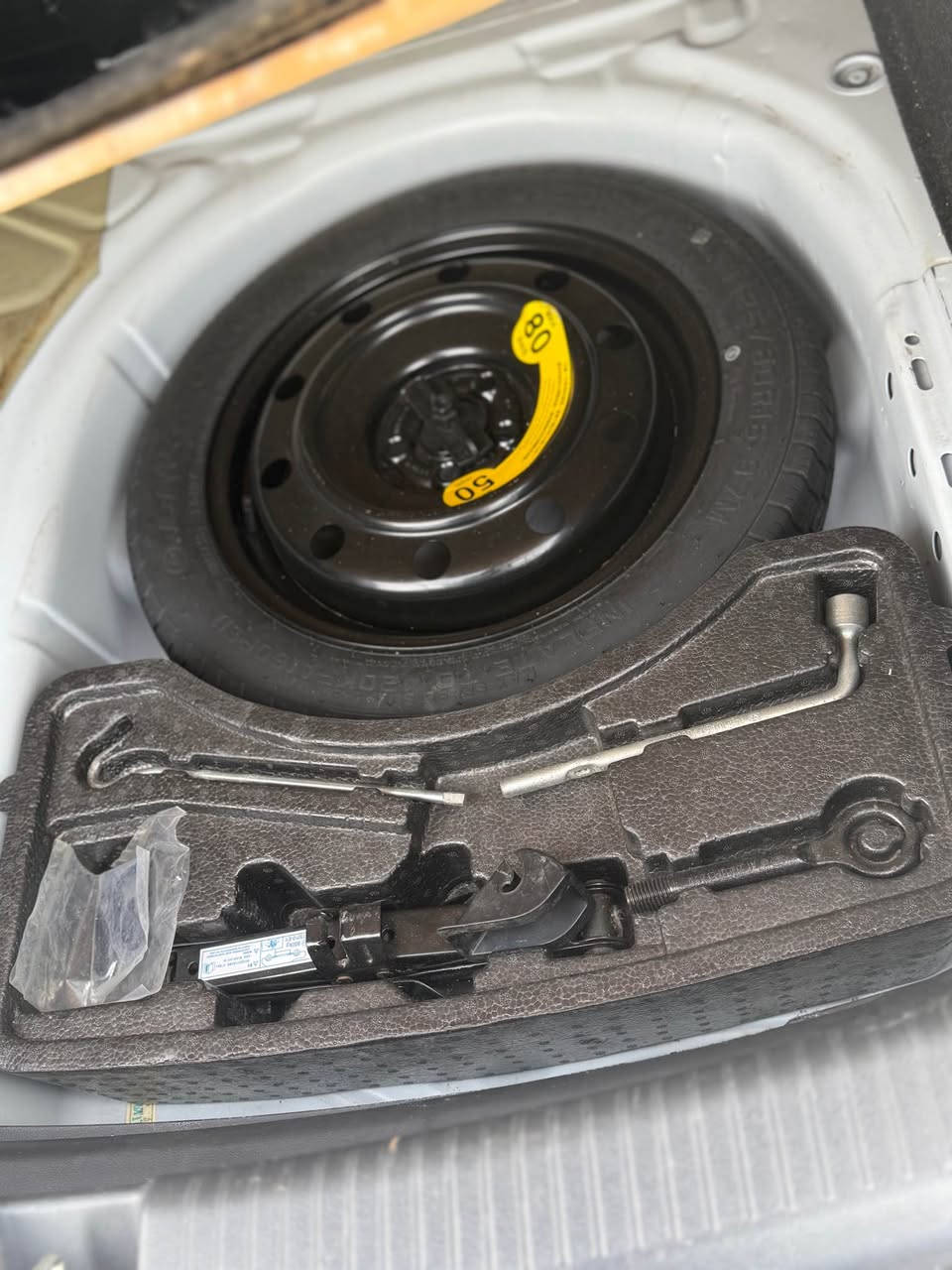 السلام عليكم. فاو 2018.  سياره كلش جديده ومواصفات حلوه. شاشه  وسلايت  كامره دواره  كشنات جلد ومخمل   محرك 16 زنجيل    محرك وكير بشرط بيها بطاقه بانزين.  بيها مكانين صغار صبغ بسبب شخط فقط  السياره بدون اي نقص كلش جديده.  سعرها 77.  عنوان كركوك *********** كركوك, العراق
