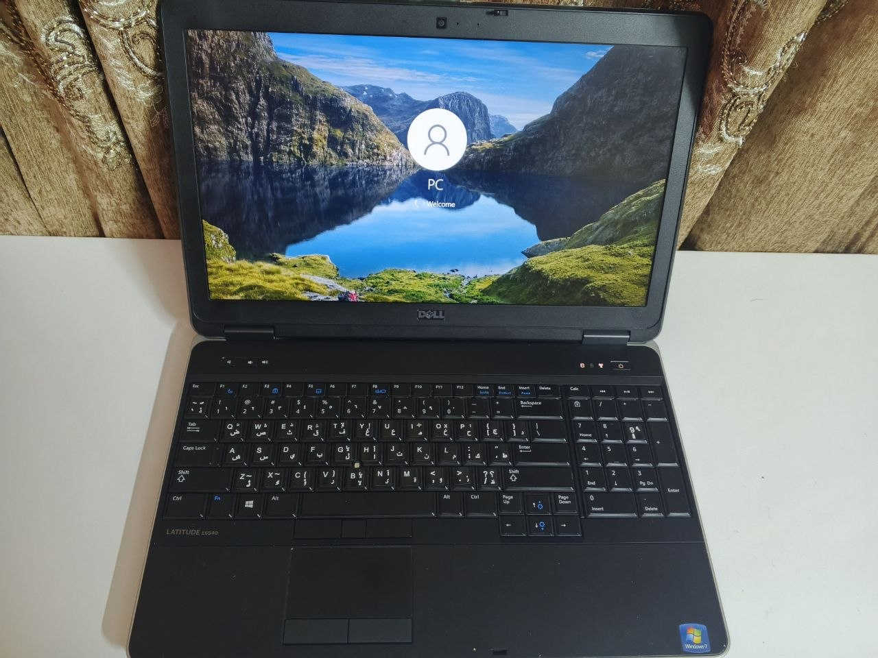 🔥 عرض خاص: لابتوب Dell Latitude E6540 نظافة 10/10 🔥
للبيع لابتوب Dell الفئة العملية (Business Class) المعروفة بمتانتها وكفاءتها العالية. الجهاز استخدامه شخصي "حشمة" ومثالي جداً للطلاب، الأساتذة، وأصحاب العمل المكتبي والتصميم.
📊 المواصفات التقنية الكاملة:
المعالج: Intel Core i5-4310M @ 2.70GHz (أداء سريع ومستقر).
الرام: 8GB (سلاسة عالية في التنقل بين البرامج).
الهارد: SSD (إقلاع ونظام سريع جداً، يفتح الحاسبة بثواني).
كارت الشاشة: Intel HD Graphics 4600 (دقة وضوح ممتازة).
الشاشة: 15.6 بوصة (حجم مثالي ومريح للعين).
النظام: Windows 10 Pro (نسخة أصلية ومفعلة).
✨ حالة الجهاز:
نظافة خارجية وداخلية ممتازة (مثل الصور تماماً).
كيبورد كامل يحتوي على الأرقام الجانبية (Numpad).
مجتاز كافة الفحوصات التقنية (DxDiag) بنجاح 100%.
جميع المنافذ (HDMI, USB, VGA) شغالة وبحالة ممتازة.
💰 السعر المحدود: 170.000دينار عراقي (قفل). 📍 الموقع: بغداد - الرحمانية . 📞 للتواصل: ***********
