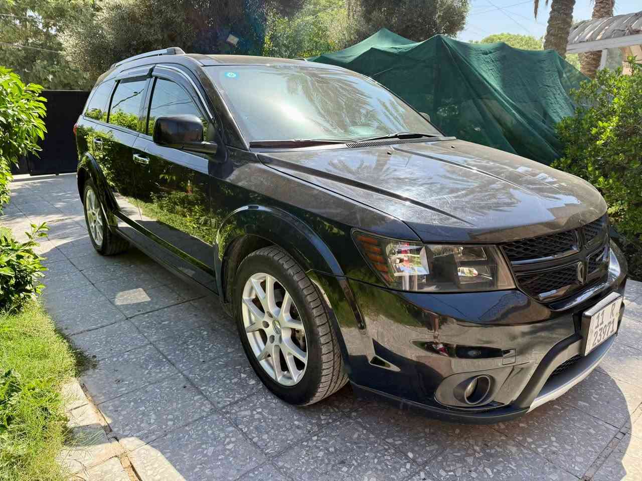 دودج جورني للبيع موديل ٢٠١٤ رقم بغداد بإسمي
فئة Limited محرك ٦ سلندر فور ويل
ماشية ١١٣ الف كيلو متر (مو ميل)
مقاعد جلد بالكامل ٧ راكب مع تدفئة المقاعد الخلفية + الستيرن
مقعد السائق كهربائي
شاشة كبيرة بلادية مع نظام خرائط بيها طرق العراق من الشمال للجنوب
سستم صوت بلادي نوع Alpine
تحكم كامل بالستيرن من الامام والخلف مع نظام الاوامر الصوتية
يدات الابواب والسيباية نيكل بلادي مع بصمة تشغيل وبصمة ابواب وصندوك ودخول ذكي
بصمات عدد ٢
تشغيل عن بعد ونظام حماية بلادي
مخابئ سرية عدد ٣ 
شاشة سقف خلفية مع ريموت بلادي
حساس خلفي بلادي مع كاميرا رجوع الى الخلف
بروجكتور دعامية اصلي مع لايت زينون نوعية ممتازة عالي ناصي
السيارة بدون اي رسالة تحذيرية وعند الفحص بالحاسبة (صفر رسالة) يعني كل انظمتها الكهربائية ممتازة
محرك گير اكسل ممتاز وصدر امامي خلفي مع الدبلات واذاين المحرك جديدات
اطارات تخم نوع كومهو ويل كب حجم ١٩
بلكات وصيت عليهن من امريكيا اصليات مال الشركة
غاز التبريد ACDelco تم شحنه عالوزن مضبوط
راديتر هيمي والسيارة مابيها اي حماوة بالصيف والطرق الخارجية، لا يوجد نضوح او تنقيص نهائياً
سبيرها الاصلي مع غلاف السبير البلادي
الظفيرة بلادية ومابيها اي چطل او تصليح
وبعد هوايه امور ماريد اطولها عليكم بس السيارة تاخذها تترحم عليه بعدها على كد ما مهتم بصيانتها بصورة صحيحة وقطع غيار اصلية وفقط بانزين محسن (مع العلم محركها يشتغل بالعادي والمحسن بدون اي مشاكل) والسيارة صارلها ٧ سنوات عندي بهاي الفترة بدلت دهن الكير والفلتر ٣ مرات وزيت المحرك اجيب نوعية سعره ١٠٠ الف وبالعافية عالياخذها 
حادثها جاملغ ايسر وبونيد مصبوغات والجاملغ الايمن اني صبغته لان بي شخوط بدون اي معجون بقية هيكل السيارة كله مكفول 
بعد ما اشتريتها عدت تصليحها بالكامل وكلشي خليت جديد حتى دركة الستيرن والراديترات، اشتريتها سنة ٢٠١٩ وجانت ماشية ٣٧ الف كيلو
سعرها ١٤٧ ورقة بيع او مراوس بدونگو موديل ٢٠٢١ فما فوق ٨ سلندر حصراً لون اسود او ماروني
مكان السيارة بغداد حي القادسية
***********

