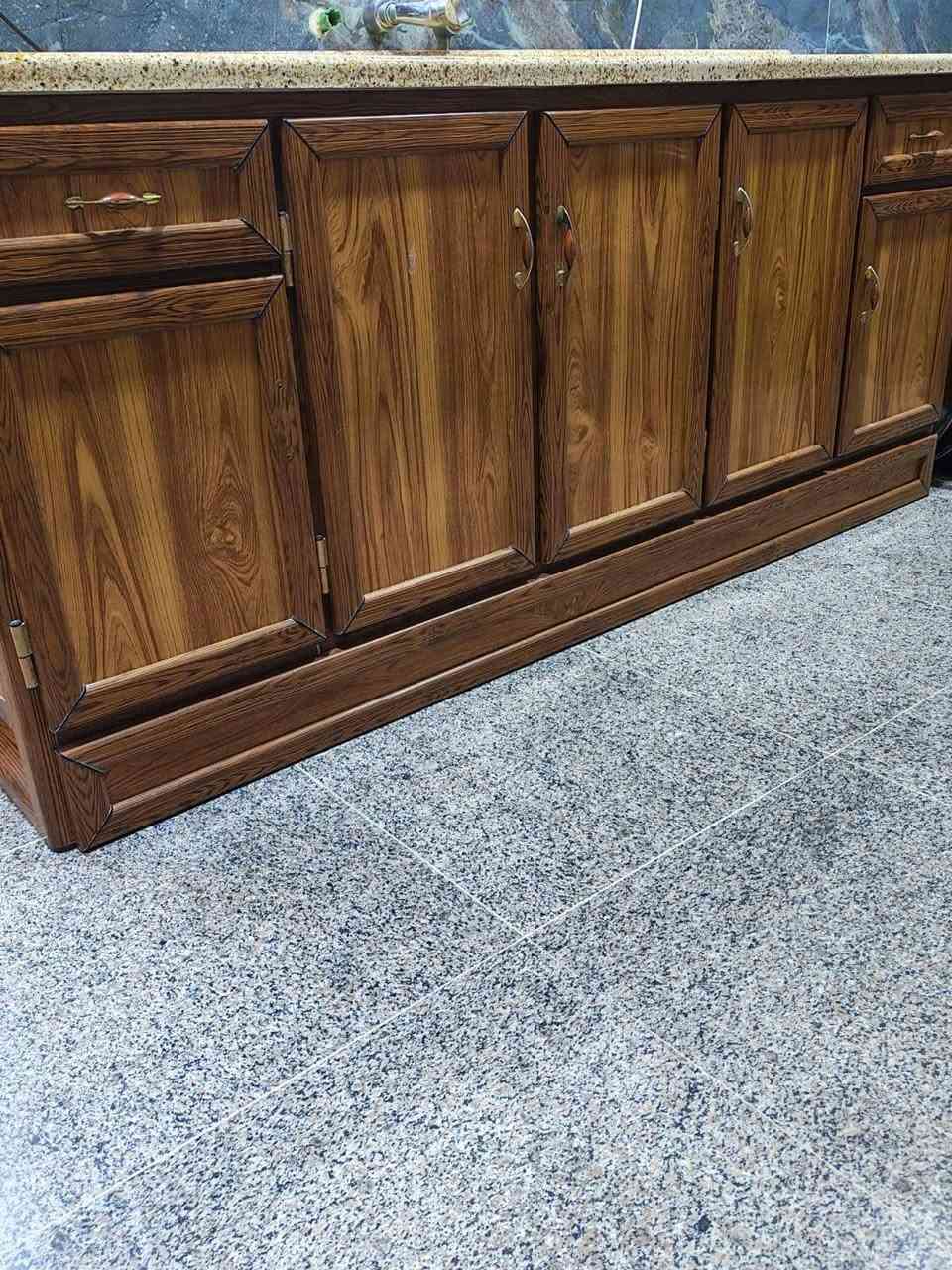 سلام عليكم كونترات جديده خمس قطع لون صاجي خشبي سعر 650 قفل رقم هاتف ***********
