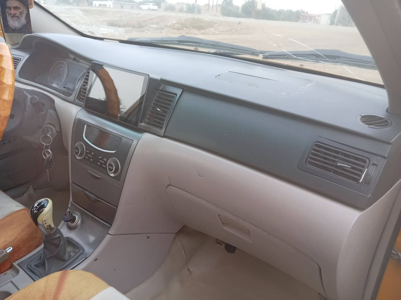 سلام عليكم جيلي موبل ١٣ مكفوله من الضربه القويه كير مكينه حداديه جديده تبريد ثلج سياره جاهزه من كلشي ومصفره هيئه وغرامات ٣٨ وبيها مجال مكان السياره ديوانيه رقمي ***********
