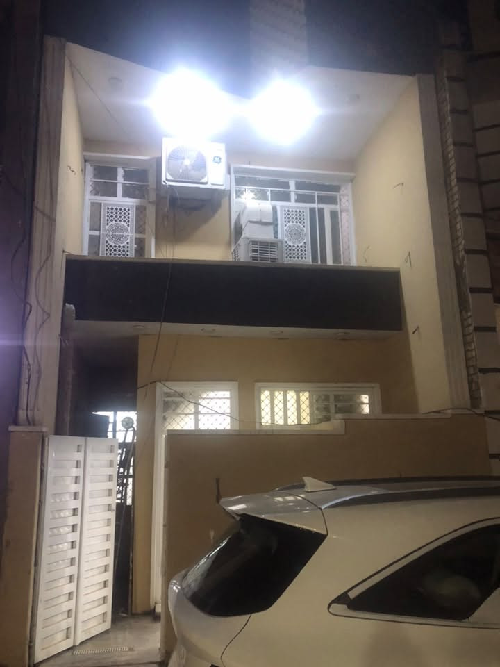 سلام عليكم بيت للبيع ١٠٠ متر كما موضح بالصورة موقع جيد جدا  المكان قرب حمام الافندي يبعد عن الشارع الرئيسي ١٠٠ متر

 هاتف ***********
