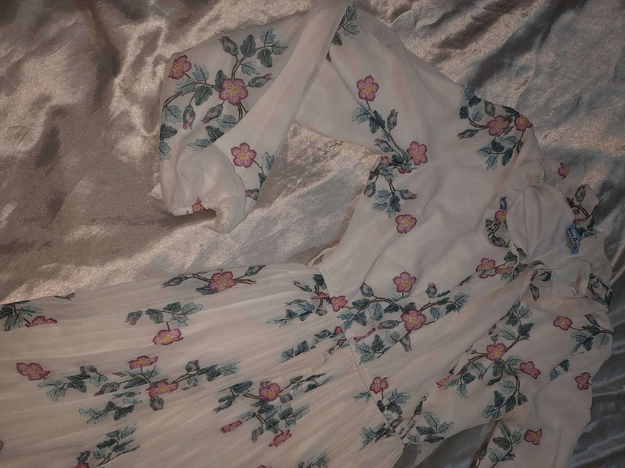 سلام عليكم
بنات عندي هاي الفساتين ملبوسات ع كد الحفلة كل فستان مكتوب قياسة وسعره وعندي توصيل لكل محافظات ب٣الف توصيل


**إذا كنت صاحب هذا الإعلان وتريد حذفه لأي سبب، رجاءا أرسل رسالة إلى الدعم الفني**