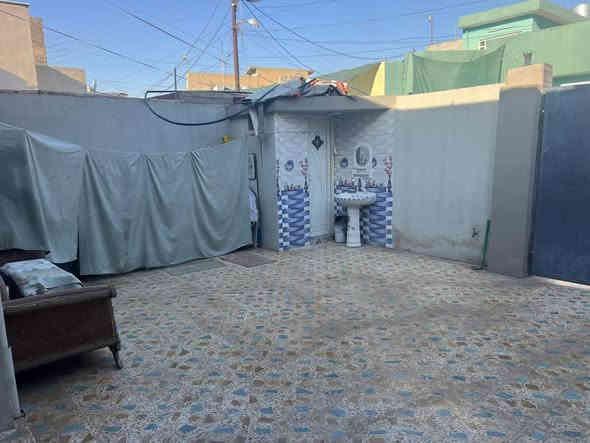 دار للبيع  بسعر مناسب جدا 
الموقع / حي الاعلام 
مساحة /150م واجهة 7ونص م 
طابق بناء وسط 
ط1 غرفتين  نوم وهول واستقبال ومطبخ وصحيات وكراج وتوليت خارجي

الاتصال على ***********
***********
