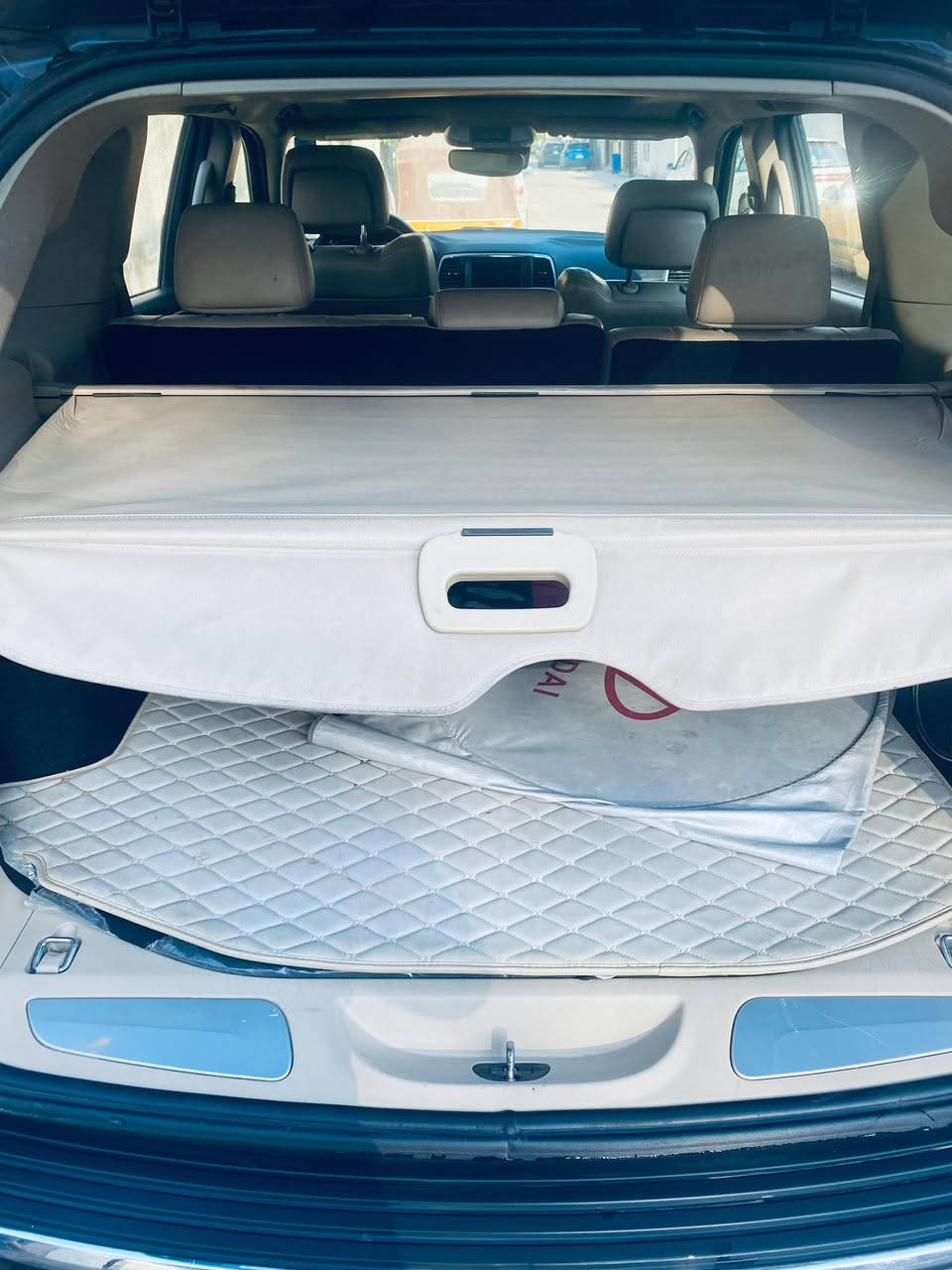 السلام عليكم للبيع جيب كراند شيروكي ٢٠١٧ لمتد بلاس رادار
 تحديد مسار
 توقف ذاتي 
حساسات خلفي امامي 
اشارات بالمراة تحذيرية
بانوراما كشنات جلد 
تدفئة تبريد بالكشناة والستيرن
داخل بيج 
كشنات خزن 
كامرة خلفية
 صندوك كهرباء
رقم انكليزي جديد سنوية جديدة باسمي  
تحويل ثاني يوم مازدة سودة الضرر جاملغ وبينيد مبدلات***********
