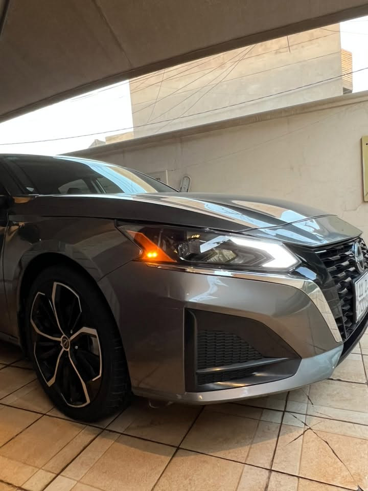 للبيع نيسان ألتيما 2024 SR Plus (فل كامل) 🚗

🔹 الموديل: 2024
🔹 الفئة: SR Plus (فل كامل)
🔹 اللون: رصاصي غامق
🔹 المحرك: 2.5 لتر
🔹 ناقل الحركة: Xtronic CVT
🔹 الممشى: 19 ألف مايل (قابل للزيادة)

المواصفات:
✅ فتحة سقف
✅ شاشة 12.3 إنج
✅ Apple CarPlay وAndroid Auto لاسلكي
✅ شاحن موبايل لاسلكي
✅ نظام صوتي مميز بـ 9 سماعات وصوت قوي ونقي
✅ كاميرا خلفية دوّارة
✅ حساسات أمامية وخلفية
✅ لايت أوتو (تشغيل أوتوماتيكي للمصابيح)
✅ دخول ذكي (Smart Key)
✅ تشغيل بصمة (Push Start)
✅ تشغيل المحرك عن بُعد (Remote Start)
✅ مثبت سرعة ذكي (رادار)
✅ المحافظة على المسار
✅ تحذير الخروج عن المسار مع اهتزاز المقود
✅ مراقبة النقطة العمياء
✅ فرملة طوارئ أمامية
✅ مقاعد جلد رياضية
✅ تدفئة المقاعد الأمامية
✅ كرسي السائق كهربائي
✅ كرسي الراكب كهربائي
✅ شفتات تبديل سرعات خلف المقود (Paddle Shifters)
✅ الدشبورد مطعّم بديكور كاربون فايبر أنيق
✅ جنوط رياضية 19 إنج
✅ إضاءة LED كاملة

🔹 حالة السيارة:

* بودي نظيف جدًا
* صفّاحة موس
* خالية من الشخوط والبارد
* حالة ممتازة وجاهزة للاستخدام

💰 السعر: 176 ورقة (بيه مجال بسيط للجادين)

رقم الشاصي (VIN):
1N4BL4CV6RN332707

📍 الموقع: بغداد - الدورة - جمعية خير الله

📞 رقم الهاتف: ***********

السيارة جاهزة للاستخدام، والفحص بأي مكان على حساب المشتري الجاد. صور الحادث الأمريكي متوفرة من خلال البحث برقم الشاصي، وكل شيء واضح وشفاف.
