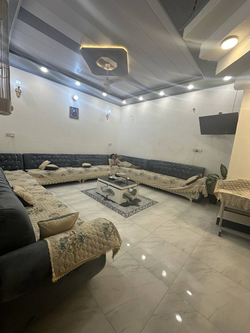 السلام عليكم دار للبيع في ناحيه الرضويه الرضويه الثانيه قرب مطعم العراق فرع عقيل الدعمي َمساحه الدار 140متر مربع يحتوي الدار على مطبخ وصاله واستقبال واربع غرف ومجموعه صحيات البناء حديث وجميل للاستفسار ***********
