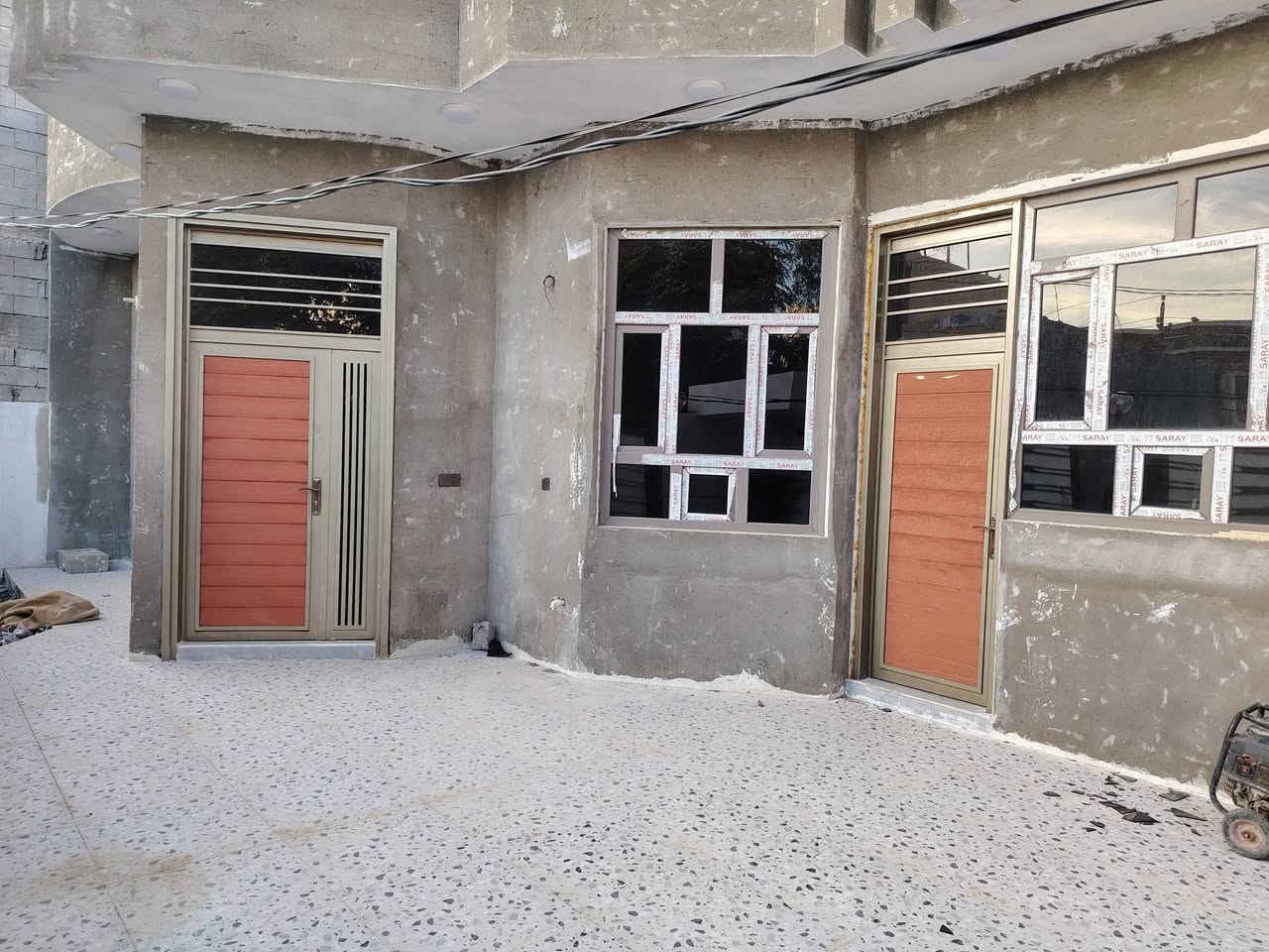 السلام عليكم دار للبيـع 
#طابو_زراعي_سند٢٥ الموقع حي الخضراء الثانية منطقة البوقصة المساحة ٢٥٥ متر بناء حديث بعدة مامسكون طابق واحد يحتوي على استقبال ٨*٤ ومطبخ ٦ *٤ حار وبارد وغرفتين نوم مساحة كل غرفة ٥ * ٥ معه مجمع درج ومنور صحيات داخلية وخارجية ابواب وشبابيك تركي درجة اولى جميع ارضية الدار سيراميك لحد باب الكراج وسقوف ثانوية جميع غرف الدار مع البيتونة الدار كامل مراوح وكهرباء وماء مغاسل كيزر كامل بدون اي نقص  ٠٠٠ للاستفسار عن السعر اتصل ع رقم ***********
