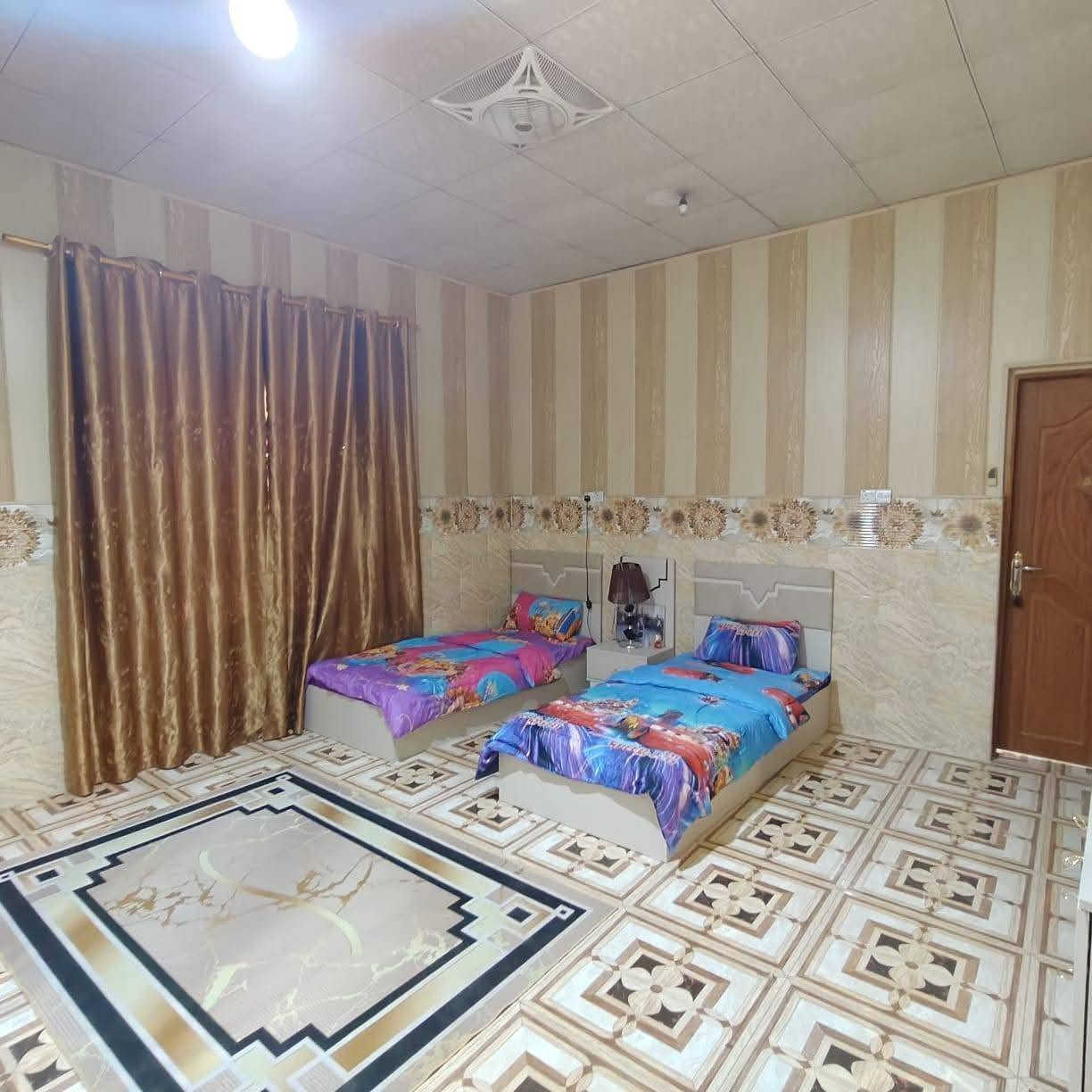 بيت للبيع طابو صرف عرصه تحويل بأسم المشتري واجهه 5 ونزال 25 مساحه 125م طابقين يحتوي على 3غرف وديوان ومطبخ وصحيات وكراج العنوان البصره ابو الخصيب محيله الشارع الوسطي قرب المدرسه الصفره كل الخدمات متوفر كهرباء ماء تبليط رصيف منطقه وناس راقيه السعر 110 وبي مجال استفسار ع رقمي ***********
