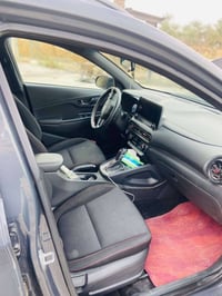 هيونداي كونا موديل 23 ماشية 20 الف سيارة جديدة بمعنى الكلمة حادثها باب...