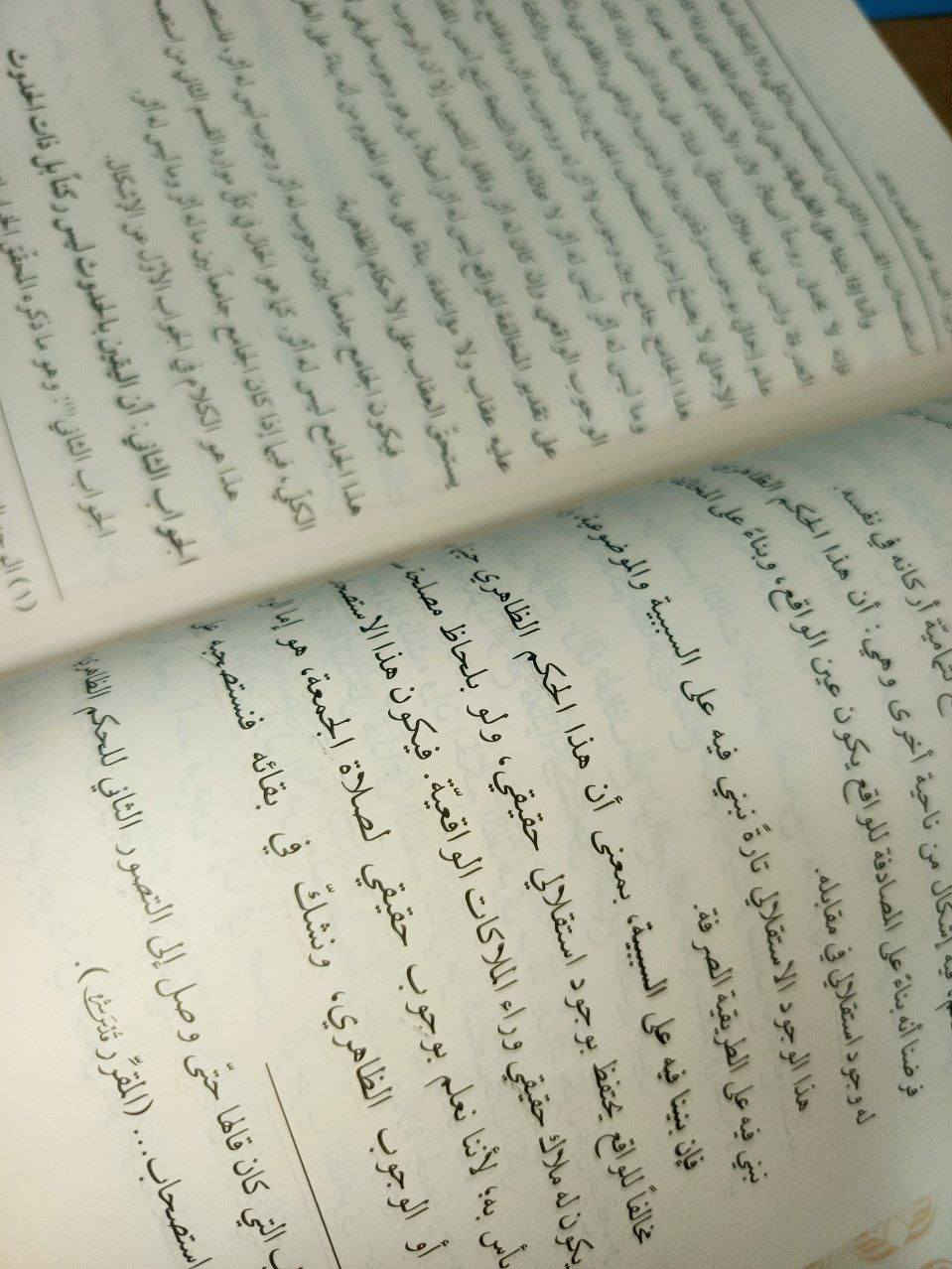 موسوعة مؤلفات الشهيد السعيد وآية الله العظمى السيد محمد محمد صادق الصدر (قدس سره)، وهي تمثل نتاجاً فكرياً وعلمياً غزيراً غطى مساحة واسعة من العلوم الإسلامية والإنسانية.
هل تريد أن تعرف ماذا تضم هذه المجلدات التي تزين الرفوف؟ إليك جولة في محتواها:
1. هل تريد أن تعرف عن أضخم موسوعة في التاريخ عن الإمام المهدي؟
تضم هذه المجموعة "موسوعة الإمام المهدي" الشهيرة، وهي دراسة تحليلية وتاريخية ومستقبلية معمقة، تبحث في كل ما يخص القضية المهدوية من الغيبة حتى الظهور وما بعده، بأسلوب علمي ومنطقي فريد.
2. هل تريد أن تعرف كيف ناقش الصدر القوانين الوضعية؟
ستجد كتاب "ما وراء الفقه"، وهو ليس كتاباً فقهياً تقليدياً، بل هو موسوعة تتناول المسائل الفقهية بعمق فلسفي وقانوني واجتماعي، حيث ناقش فيه السيد الصدر أسرار الأحكام وربطها بالواقع المعاصر، ويعد من أهم مصادر الفقه الاستدلالي الحديث.
3. هل تريد أن تعرف رؤيته للقرآن الكريم؟
تشتمل الموسوعة على "منة المنان في دفاع عن القرآن"، وهو تفسير لا يكتفي بشرح الآيات، بل يركز على دفع الشبهات وتقديم رؤية قرآنية تربوية واجتماعية، مبرزاً إعجاز النص القرآني في مواجهة التحديات الحديثة.
4. هل تريد أن تعرف عن العلوم التخصصية الأخرى؟
تحتوي هذه الرفوف على مؤلفات في مجالات متنوعة جداً، منها:
علم الأصول: مثل كتاب "منهج الأصول" الذي يعرض آراءه الأصولية العميقة.
الأخلاق والعرفان: مثل كتاب "أضواء على ثورة الحسين" و"فلسفة الحج".
الفقه التخصصي: مثل كتاب "فقه الفضاء" وكتاب "فقه الطب"، وهي كتب تعالج مسائل مستحدثة بجرأة علمية.
لماذا تعتبر هذه الموسوعة كنزاً للمكتبة الإسلامية؟
الحداثة والجرأة: طرح السيد الصدر موضوعات لم يسبقه إليها أحد (مثل فقه الفضاء والطب الحديث).
الشمولية: كما نرى في الصورة، الموسوعة تمتد لعشرات المجلدات التي تغطي حياة الإنسان من العبادات إلى السياسة والاجتماع.
التوثيق التاريخي: المجلدات التي تحمل تواريخ (1953 - 1999) توثق رحلة فكرية استمرت لعقود حتى استشهاده.
الموسوعه الاضخم والتي تعتبر محط لفت ملفت لانظار الباحثين والقراء وطلبة الحوزه والعلوم الدينيه


**إذا كنت صاحب هذا الإعلان وتريد حذفه لأي سبب، رجاءا أرسل رسالة إلى الدعم الفني**