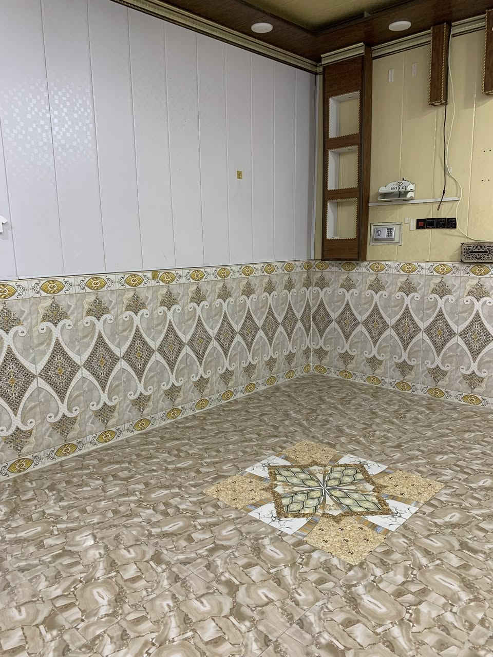 السلام عليكم
(بيت للايجار طابقين )

يحتوي على ٣ غرف نوم كبيره واستقبال وصالتين ومطبخ حار ومطبخ بارد وصحيات داخليه وخارجيه خزانين ماء حلو وماء اسالة البيت تشطيب جديد مجهز كامل البيت مطل على خدمات 
سعر الايجار 650 الف في منطقة القبلة حي موسى الكاظم
قرب مستوصف سوق الكبير
 رقم الهاتف : ***********
