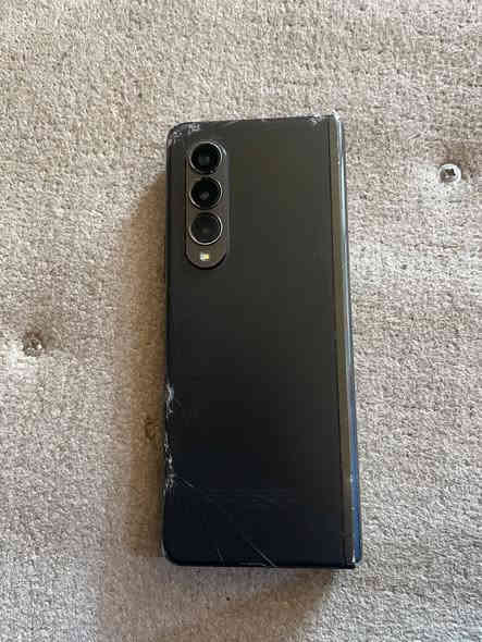سلام عليكم 
Z Fold 3 256  2sim
بدون عيب ما عدا  ضهر مكسور و ما يفتح كامل
سعر بلاش ٣٥٠الف
 ***********
