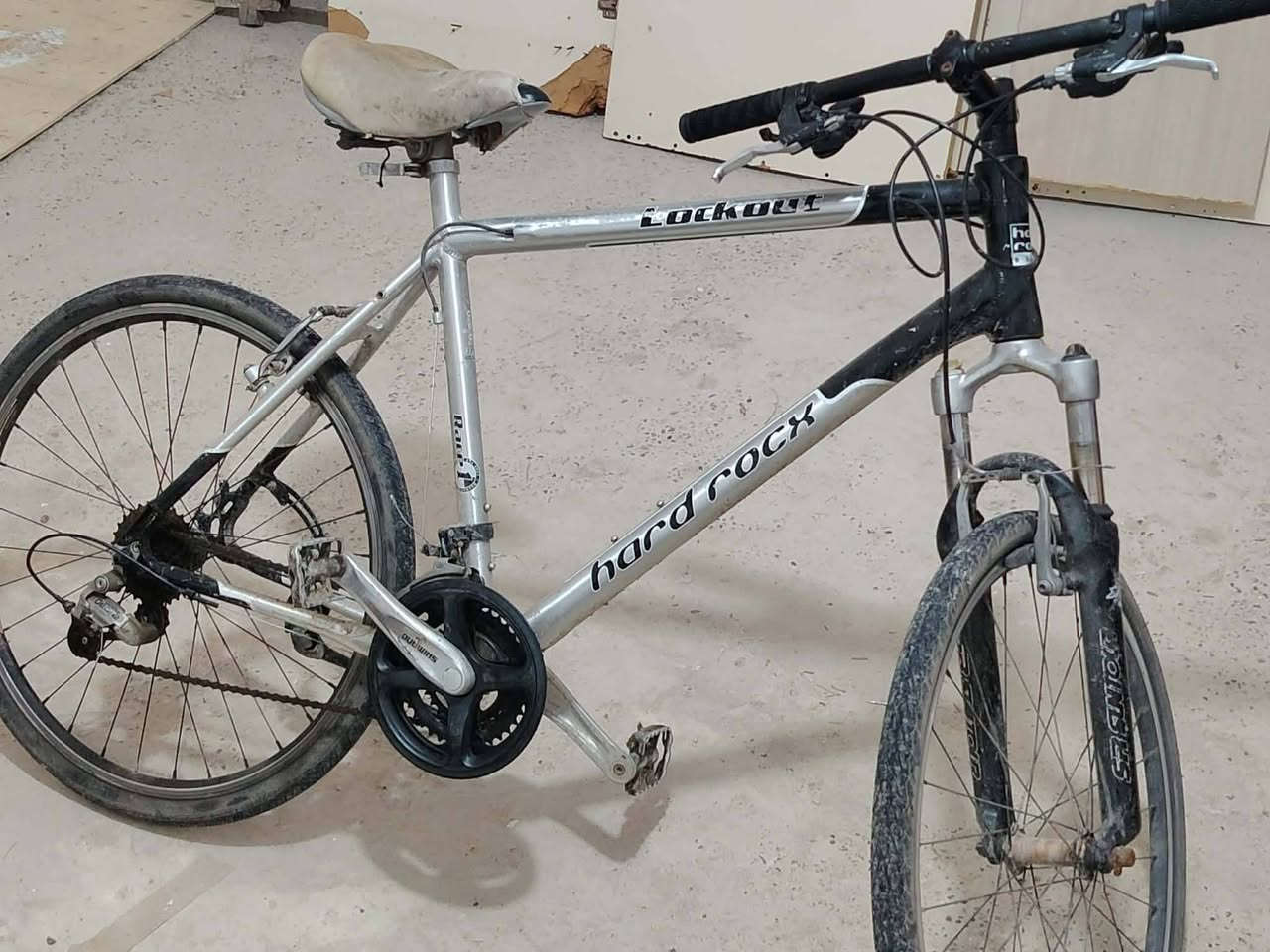 #للبيع🛑 بايسكل 🚲 حجم 26 شرط شغال كلو دبلات والكيورة الجسم فافون خفيف جدآ سعرو. 💸 125 ألف وبي مجال قليل موقع 🏠 موصل جانب الأيمن شارع بغداد قرب🕌 جامع الاغوات.


**إذا كنت صاحب هذا الإعلان وتريد حذفه لأي سبب، رجاءا أرسل رسالة إلى الدعم الفني**
