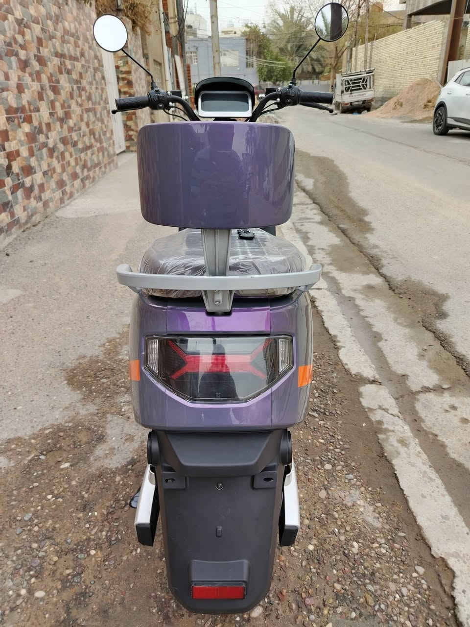 السلام عليكم دراجه شحن سكنس لون مميز استخدام قليل ماشيه ٧٠٠ فقط  تعتبر زيرو.
بطاريات كبار عدد 6.
ملف 1500.
تمشيك مسافه ٥٠ كيلو بالشحنه.
السعر ٦٥٠ الف. 
مكاني جادريه. 
***********
