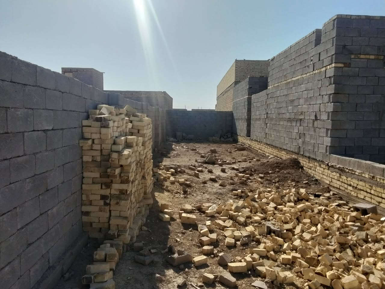 هيكلوواصل الحدالسقف قرفتين وصاله وديوانيه ومناور ثنين وصحيات ثنين ومطبخ مساحه 300شارعه 10متار ثالث بية عن فرع أبوالماش  يبعد عن سايدين 400متر
الاتصال***********
