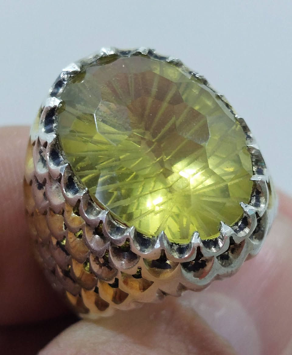 خاتم سترين طبيعي تراش ليزري صياغة يدوية مع كصبة قديمة و جزعة قديمة ثقب مخالف و ناب سليماني اخضر غير مجروخ بغداد ***********
