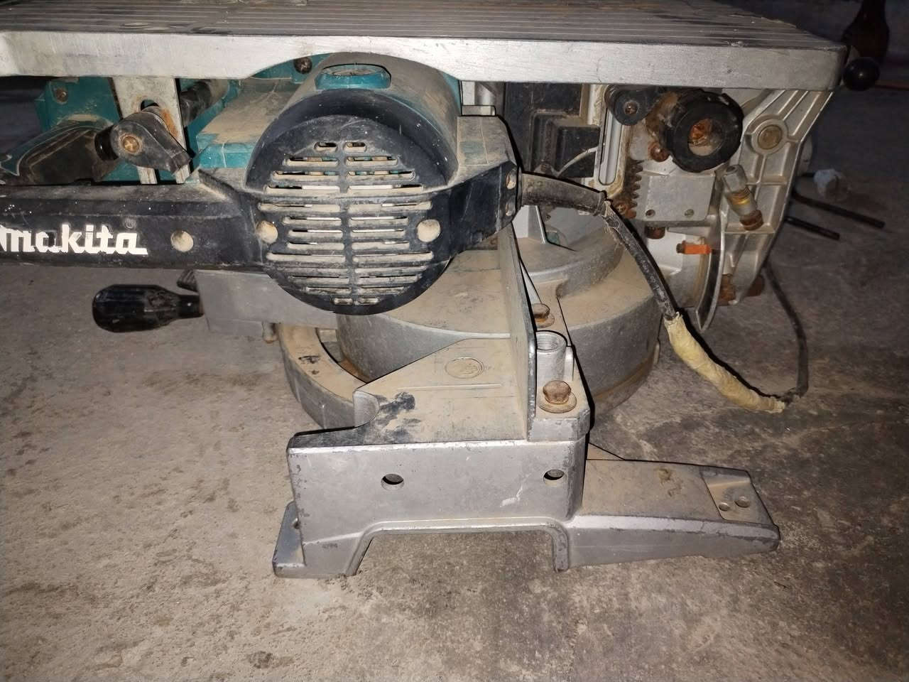 للبيع منشار مجمع (ديسك وطاولة في نفس الوقت) من البراند العالمي الغني عن التعريف Makita، موديل LH1201FL. الجهاز ياباني أصلي ومخصص للأعمال الشاقة ودقة القطع العالية.


**إذا كنت صاحب هذا الإعلان وتريد حذفه لأي سبب، رجاءا أرسل رسالة إلى الدعم الفني**