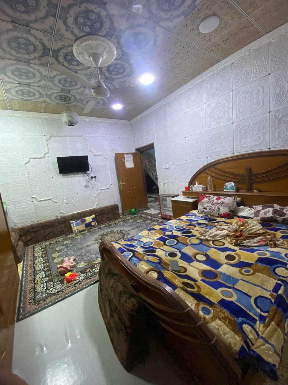 يتوفر بيت للبيع طابو صرف عالي عن الشارع في الحيانية / التأميم / شارع البلدية الشارع المقابل المجلس البلدي ( احمد حنون ) مساحة البيت 150 متر طابق ونصف / الطابق الأرضي يحتوي ع غرف نوم عدد 2 + موزع + صحيات داخلية + مطبخ + هول + استقبال + صحيات خارجية عدد 2 
الطابق الاول يحتوي ع غرف نوم عدد 2 + موزع + صحيات 
البناء قديم بحالة  جيدة السقف  عكادة واغلب اجزاء البيت تم ترميمها حديثاً الطابق الأرضي مقسوم نصفين البيت يصلح للسكن اذا كانت العائلة كبيرة ويصلح للأستثمار (ايجار) سعر البيت 100 مليون قفل بدون معاملة للتواصل والاستفسار الاتصال ع الرقم ***********//***********
