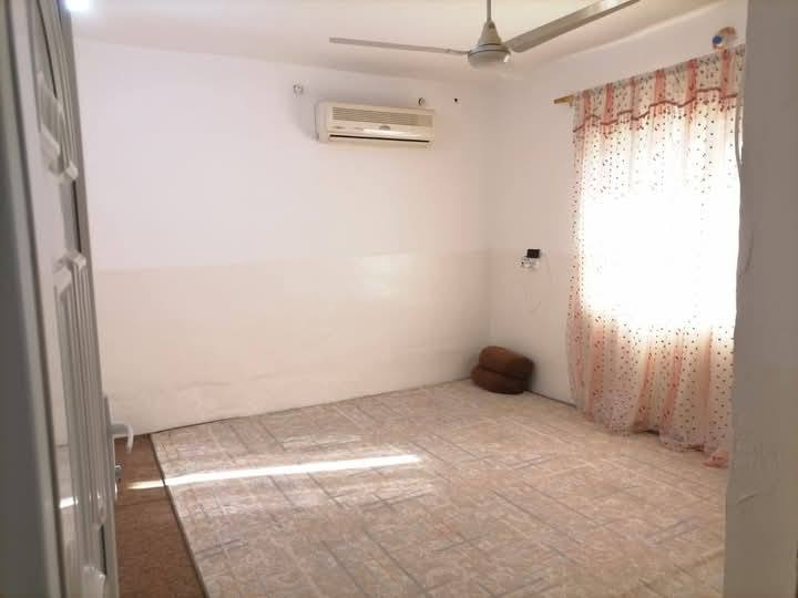 سلام عليكم بيت للايجار او للبيع 
مساحة٣٠٠ متر
عنوان خانةقين _اوباره _حي عسكري 
رقم *********** او ***********
 سعر في اتصال
@highlight
