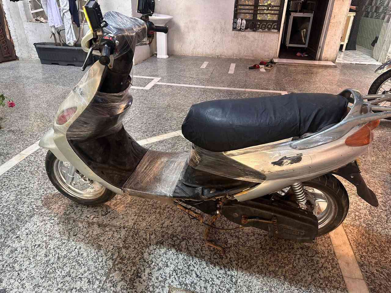 السلام عليكم دراجه اكزز ياماها ياباني مكينه شلعه ومعدل فول نكره سلف تشتغل هندر اشاير لايت امامي خلفي اشاير شغالات هورن شغال كلشي شغال بيها دراجه عوزهه بس تنضيف كابريته كامله سعر350 وبيه مجالل
 (مكاني القبله حي المهندسين ***********
