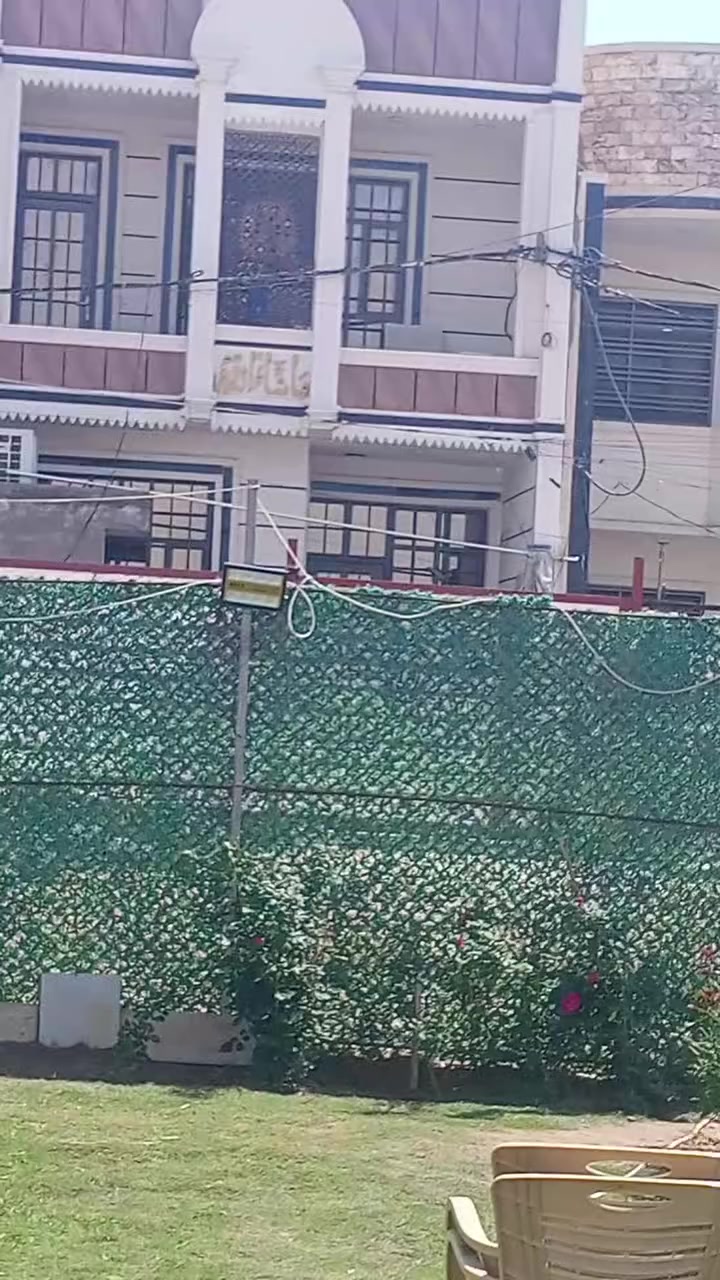 مساحة البيت 125متر بيت يحتوي على خمسه غرف نوم مع يتقبل حولي تصال على هذه رقم صاحب العقار ***********
