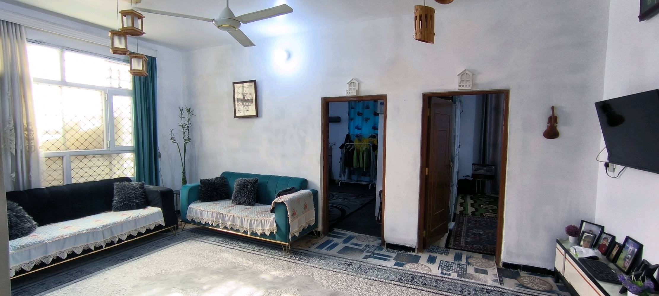 بيت للبيع طابو زراعي سند 25
مع أو بدون الأثاث 

مساحة ٢٨٥ متر (10 × 28،5)
طابق واحد غرفتين نوم وباقي الملحقات
حديقتين وكراج سيارة

السعر 185 مليون بي مجال للشراي 
وين يقع البيت بالضبط؟: 
شارع فندق البارون / قرب عمود 84 
شنو مساحة البناء؟: 
285 منها 120 تحت البناء 
هل يرافق البيع أي أثاث أو تجهيزات؟: 
مع أو بدون الأثاث 
كم عدد الغرف بالبيت؟: 
2
شنو المواصفات الفنية للتكييف والتدفئة؟: 
سبلت عدد 2 / مكيف عدد 1