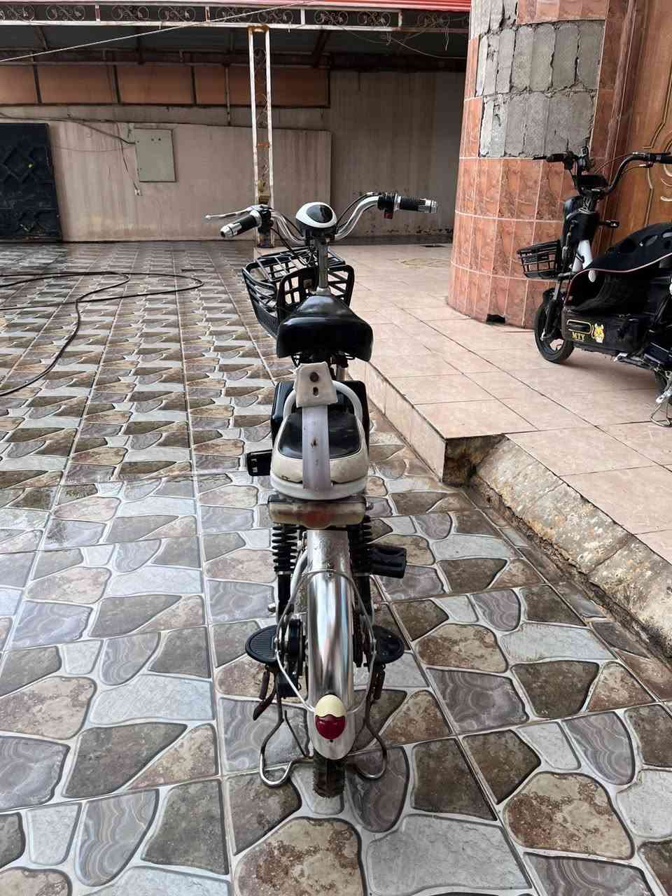 السلام عليكم

للبيع دراجات شحن شلع باتريات هابطه هيكل نضيف العنوان كركوك خلف جامع تحسين صوراني 
استفسار***********
السعر350 وبي مجال
