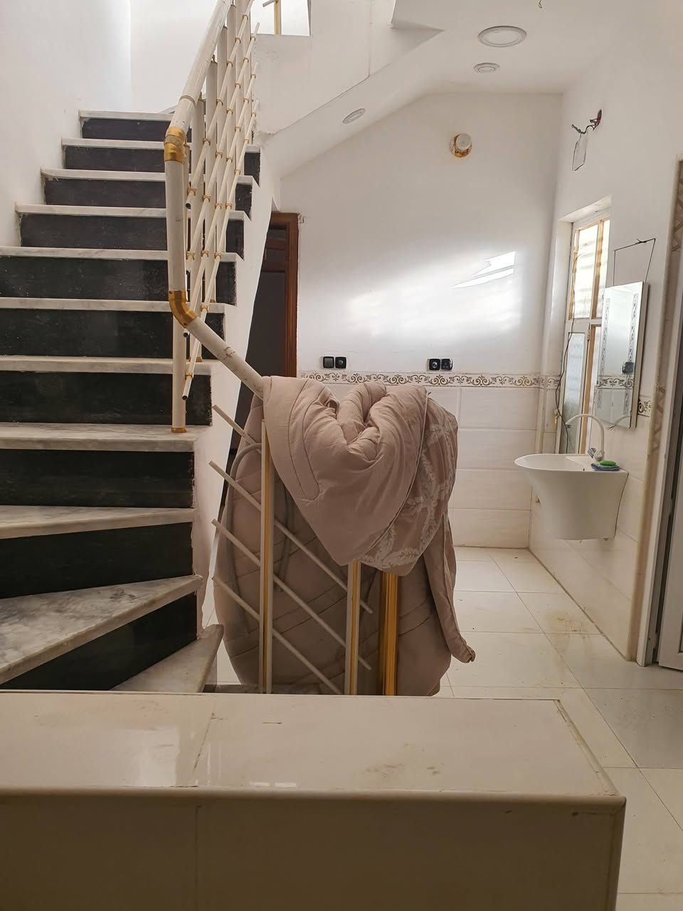 ١٠٠ متر للبيع طابقين مشتملات مفصولات امغربه خلف مطعم ابو عفاف ***********
