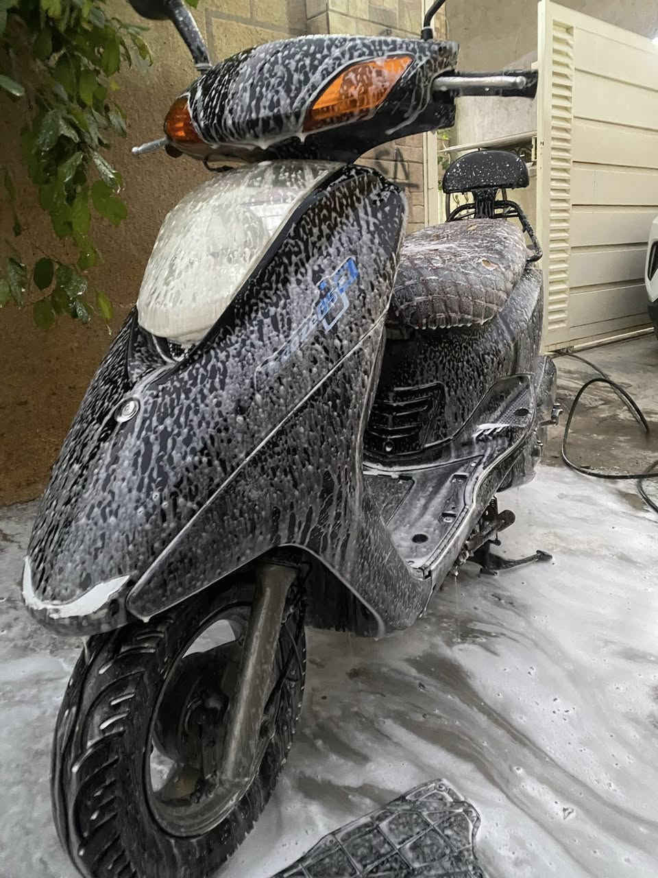 السلام عليكم مكلف بالنشر دراجة بريز للبيع الدراجة متروك صارلها فترة وهسة صاحبها يريد يبيعها الدراجة مناقصها اي شي فقط ما تمشي معدل بسبب الكابريتر يرادلها تنضيف 
الدراجة مثل ما موضح بالصور عوزها بس دوشمة السعر ٤٥٠ وبيها مجال مكاني بغداد الكريعات قرب الاعظمية والكاظمية 
رقم الهاتف ***********
