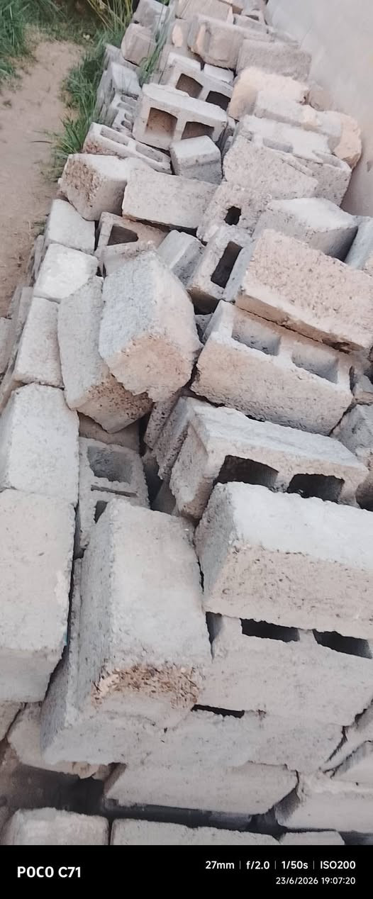 السلام عليكم للبيع بلوك مال سياج واكع بيهن تقريباً 350بلوكه بيهن نضيف قيم وخذ ***********
