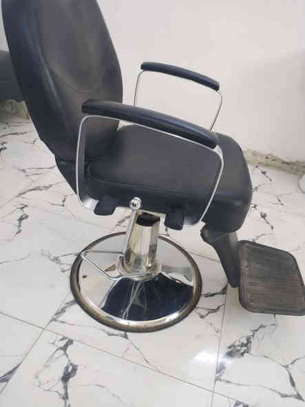 السلام عليكم 
كرسي ومرايه للبيع 
السعر 270  بيهن مجال بسيط
للاستفسار ***********
