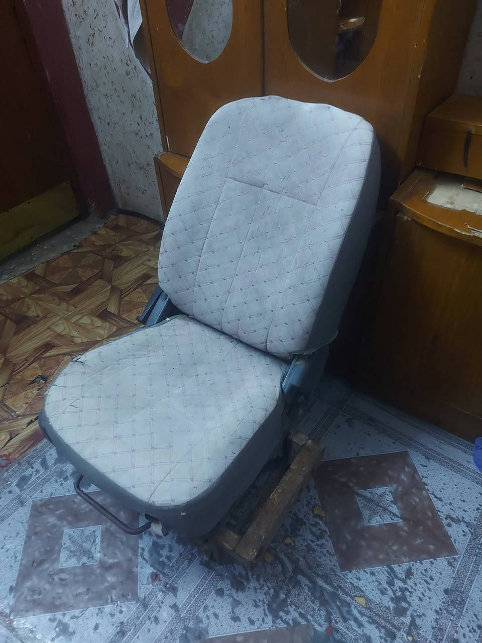 كشن جنبي عاليه يرهم ليسانس عاليه اجتو نضيف وبي قاعده بس خلي براغي وضبه عنواني بغداد مينت صدر شراي ايخابر *********** بي واتساب
