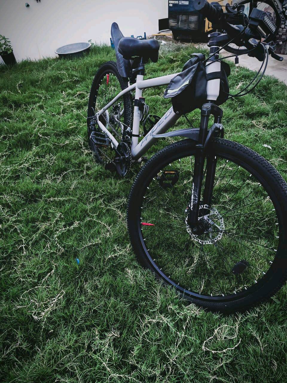 🚴‍♂️ بايسكل كيمو حجم 26 للبيع 🚴‍♂️
دراجة مرتبة ونظيفة وجاهزة للمشاوير والرياضة 👌
🔹 الحجم: 26
🔹 3 سرعات أمامية
🔹 8 سرعات خلفية
🔹 بدالات سحب ودفع
🔹 سرج طبي مريح
🔹 حقيبة ملحقات أمامية
🔹 ستاند مطارة
🔹 قفل أمان
🔹 بريكات دسك قوية
🔹 دبل أمامي حقيقي (مساعدات أمامية)
مكاني بالنداء نجف