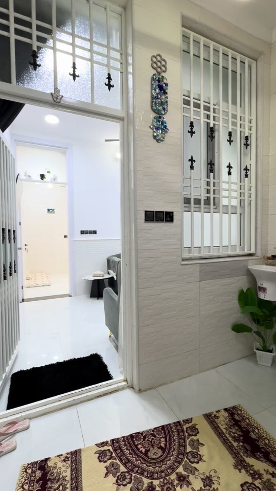 البيت جمال 🥰 المساحة 50م 🔸طابقين 🔹البيت جديد 🔸يباع هوه والاثاث 🔹الموقع 📍حي العباس الفرع الاول ✅للاستفسار ***********
