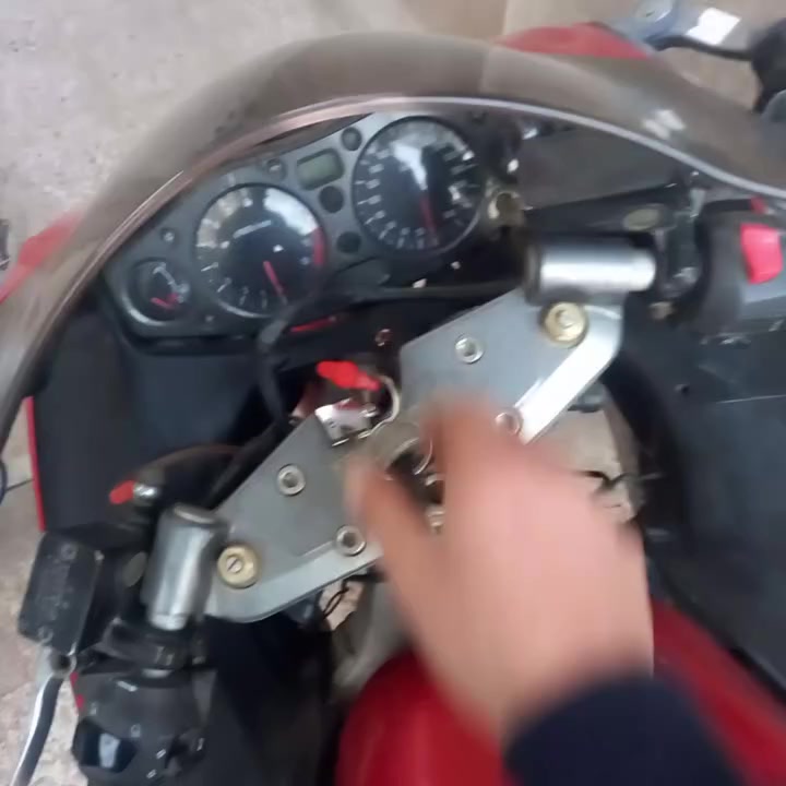 من رخصة الادمن _ هايبوزا ١٣٠٠ بدون رقم مامفتوحة
موديل ٢٠٠٠
ب٢٥$ بيها مجال

بيها ثكل خفيف على باتري ٩ امبير

دراجة كاملة مناقصها بس دسكات امامي وتجفيت دبلات امامي
بغداد الغزالية

رقمي بي واتس اب

***********
