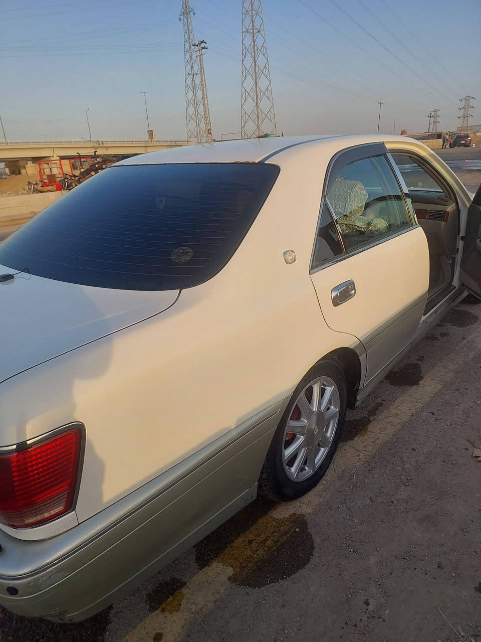 السلام عليكم سياره جنون (ملكه) للبيع موديل 2001  رقم بصره شرط التحويل السنويه توه منتهيه بيه كفر الجاملغ الخلفي مبدل بليابان  وطخه بلبنيد والباقي ما بيها  شي السياره جاهزه من كلشي تبريد تخم تاير حداديه يرادله شويه ترتيب  مكاني البصره القرنه الشرش  ***********  السعر ١٢٨
