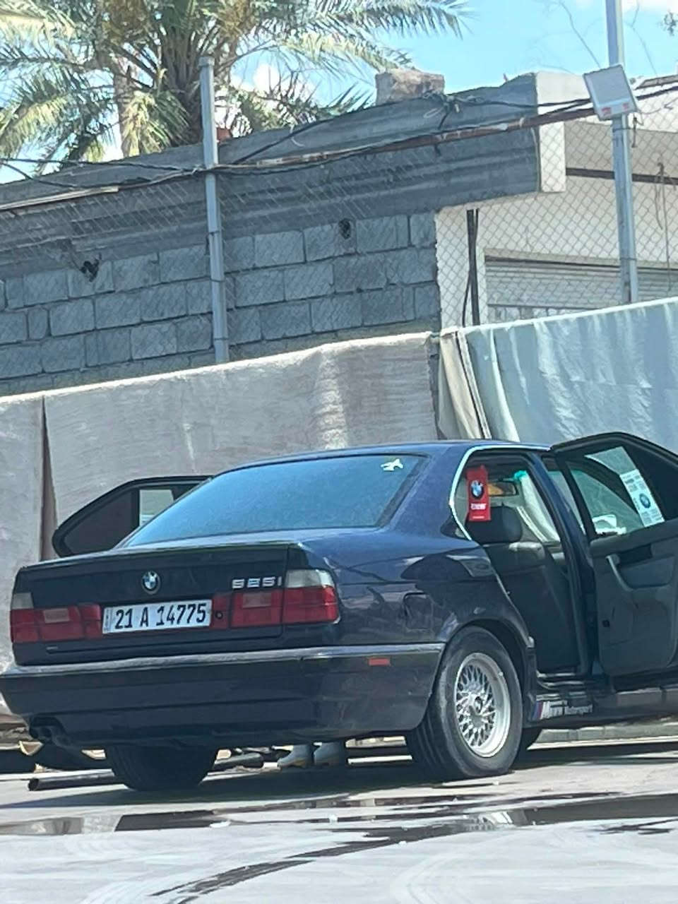 بيم دبليو 
مديل ٩١ 
حجم ٥٢٥
فول نضافه 
سياره فول مواصفات 
تبريد ويه السويج 
فتحه سقف 
جام اوتو 
كير اوتو 
مكينه نضيفه 
كير نضيف 
ترايك للفاو 
بدون ضربه صبغ جماليه 
سياره بسمي تحويل ثاني يوم 
السعر ٥٥ وبي مجال 
وهاذه رقم تلفوني 
***********
 لموشراي ليتعب نفسه
